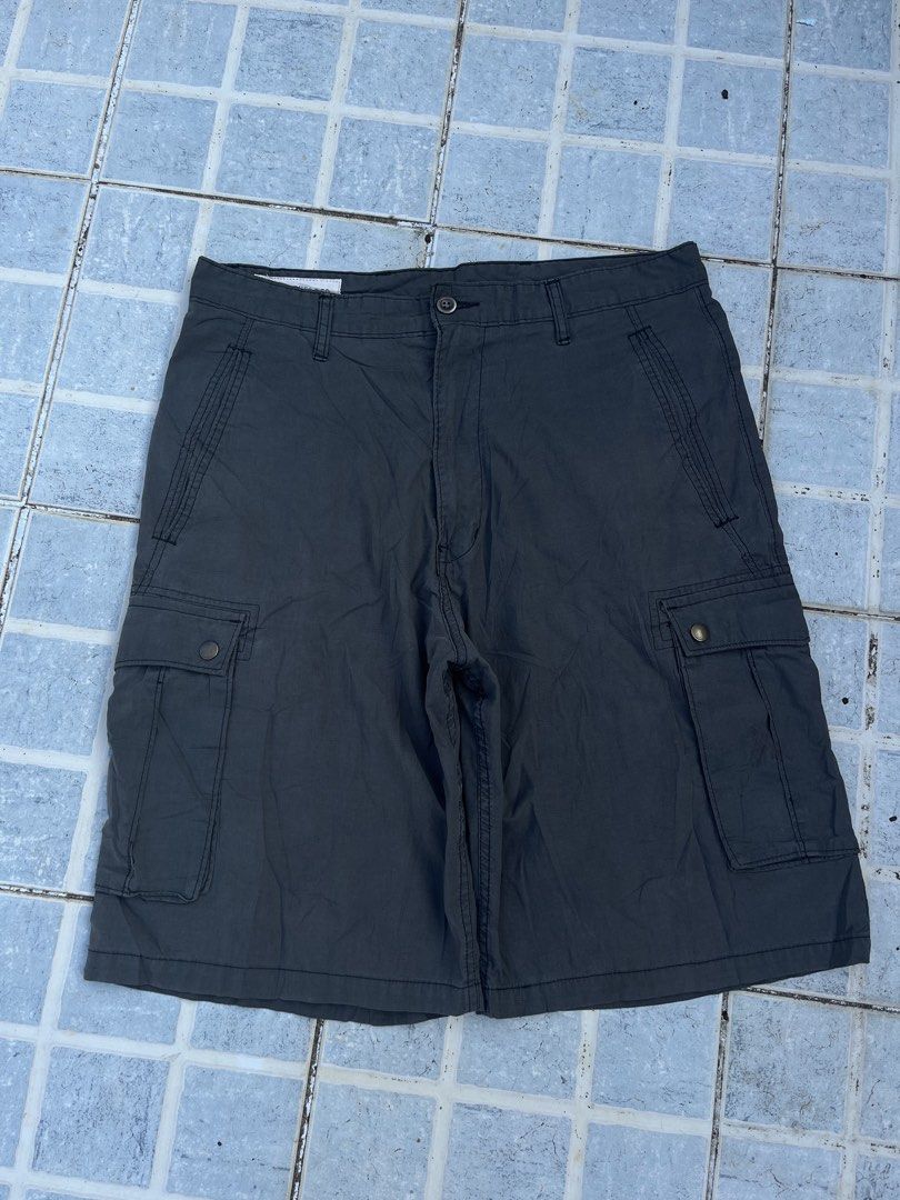 Levi's Dark Grey Cargo Shorts (Category: Shorts) located in Leyte. Submitted by odd_noodle (Listing ID 1470988499, Image 1). Description: - Brand: Levi Strauss & Co. - Color: Dark Grey - Material: 100% durable cotton - Pockets: Multiple utility pockets with secure snap-button closures on sides and back, plus branded inner pocket graphics - Fit: Classic waistband with belt loops and button fly fastening - Style: Casual everyday wear, versatile and