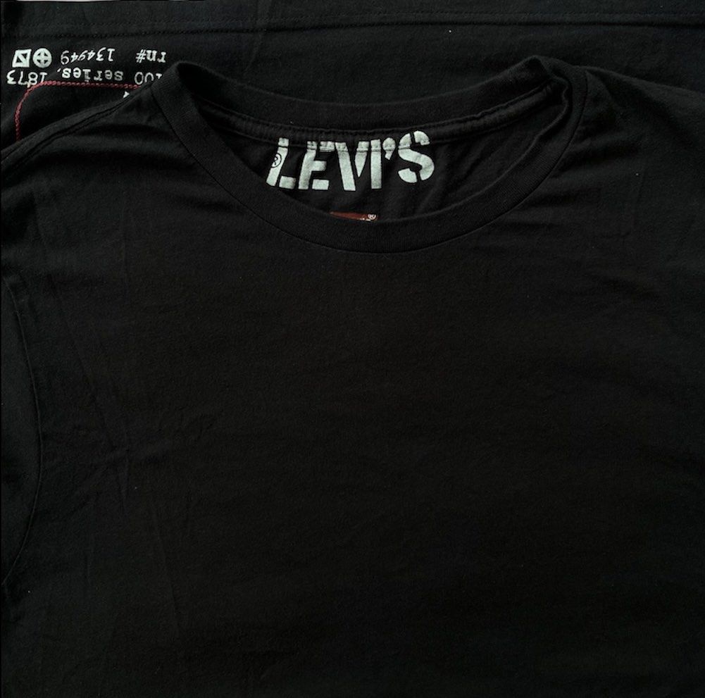 Levi's Essential Crewneck Basic Tee - Black (Medium) (Category: Tshirts & Polo Shirts ) located in Maddela. Submitted by ronb.tp (Listing ID 1471016343, Image 2). Description: (eDimensions): 19” Width x 29” Length Color / Condition Rate: 9.8 / 10 (Excellent pre-owned condition, deep black color, no fading) No issues (No holes, stains) .