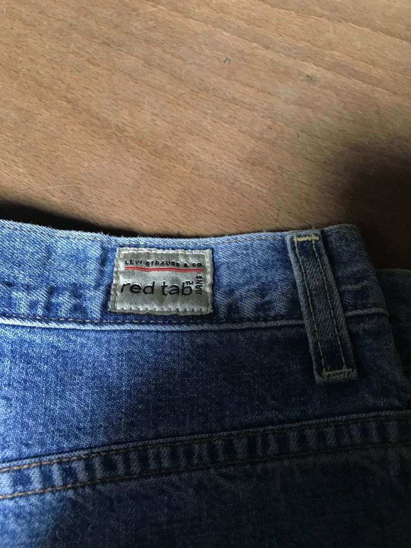 Levi's red tab 595 (Category: Shorts) located in Manila. Submitted by thriftnicarl.3 (Listing ID 1470964511, Image 3). Description: waist - 36 length - 25 thigh - 14.4 leg open - 11.3 price -399 ship via jnt.