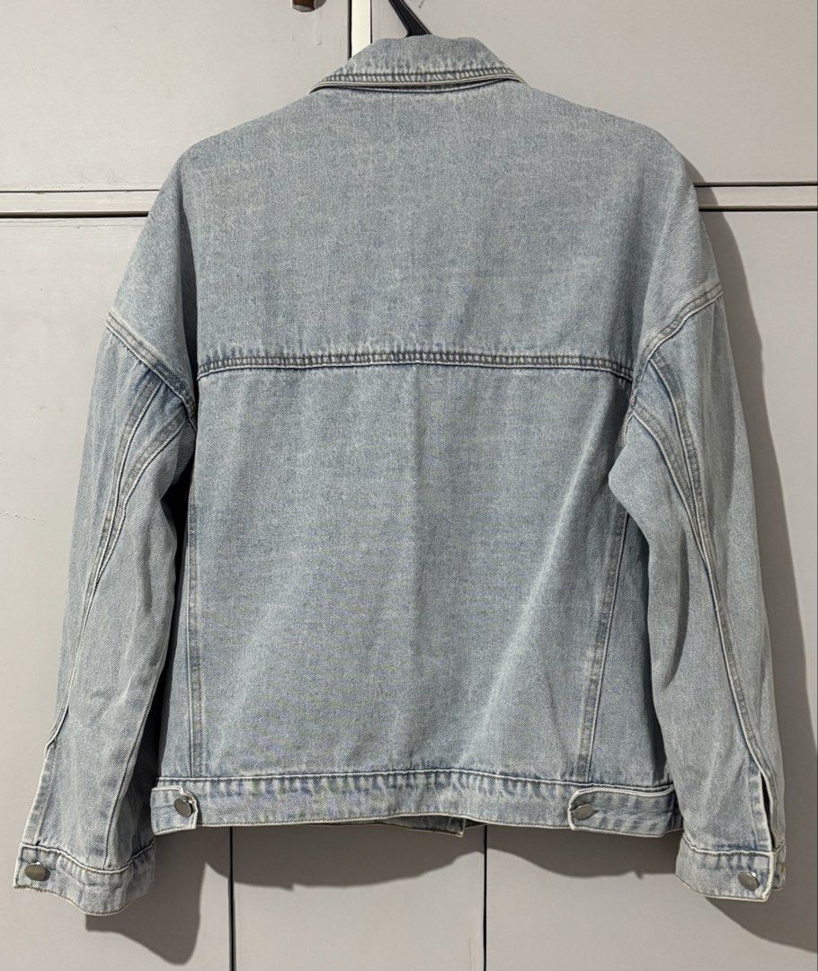 Light wash denim jacket (Category: Coats, Jackets and Outerwear) located in Batangas. Submitted by rm0401 (Listing ID 1471112364, Image 2). Description: FIXED PRICE! FREE DELIVERY VIA LBC fits to: M-L.