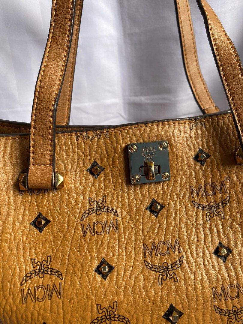 Like new (Category: Shoulder Bags) located in Manila. Submitted by grandowl_5653cd (Listing ID 1471095153, Image 2). Description: Like new.