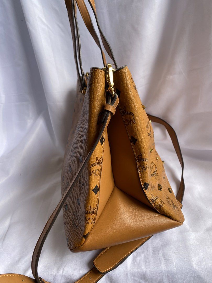 Like new (Category: Shoulder Bags) located in Manila. Submitted by grandowl_5653cd (Listing ID 1471095153, Image 3). Description: Like new.