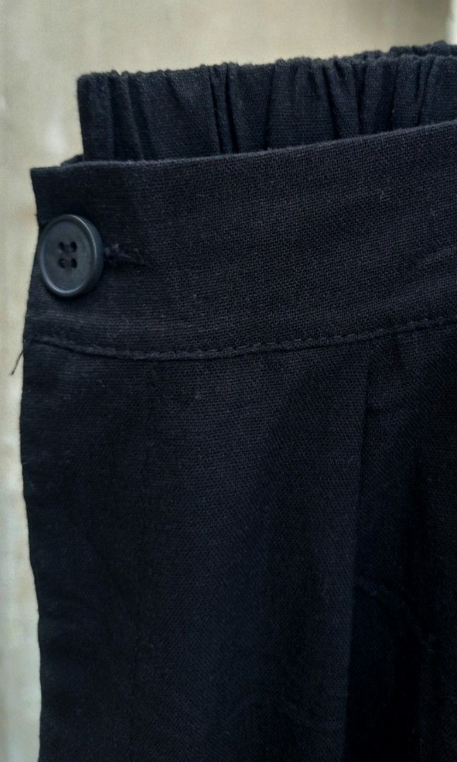 Linen deep black short (Category: Shorts) located in Davao. Submitted by kannikasok1987 (Listing ID 1470982044, Image 3). Description: Wd side pocket Waist 26-29 (garterize) mall quality.