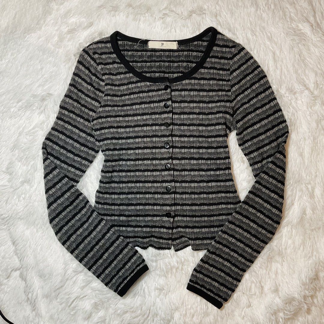 Long sleeves stripe cardigan (Category: Longsleeves) located in Tuguegarao City. Submitted by rewear_files (Listing ID 1471099719, Image 1). Description: Price: ₱130 Size: xs-s 📍 Location: Tuguegarao City, Cagayan MOP: Maya (pay first) MOD: J&T Express or personal pickup around Tuguegarao City. Message me if interested! No reservations, please. First to pay, first to get..
