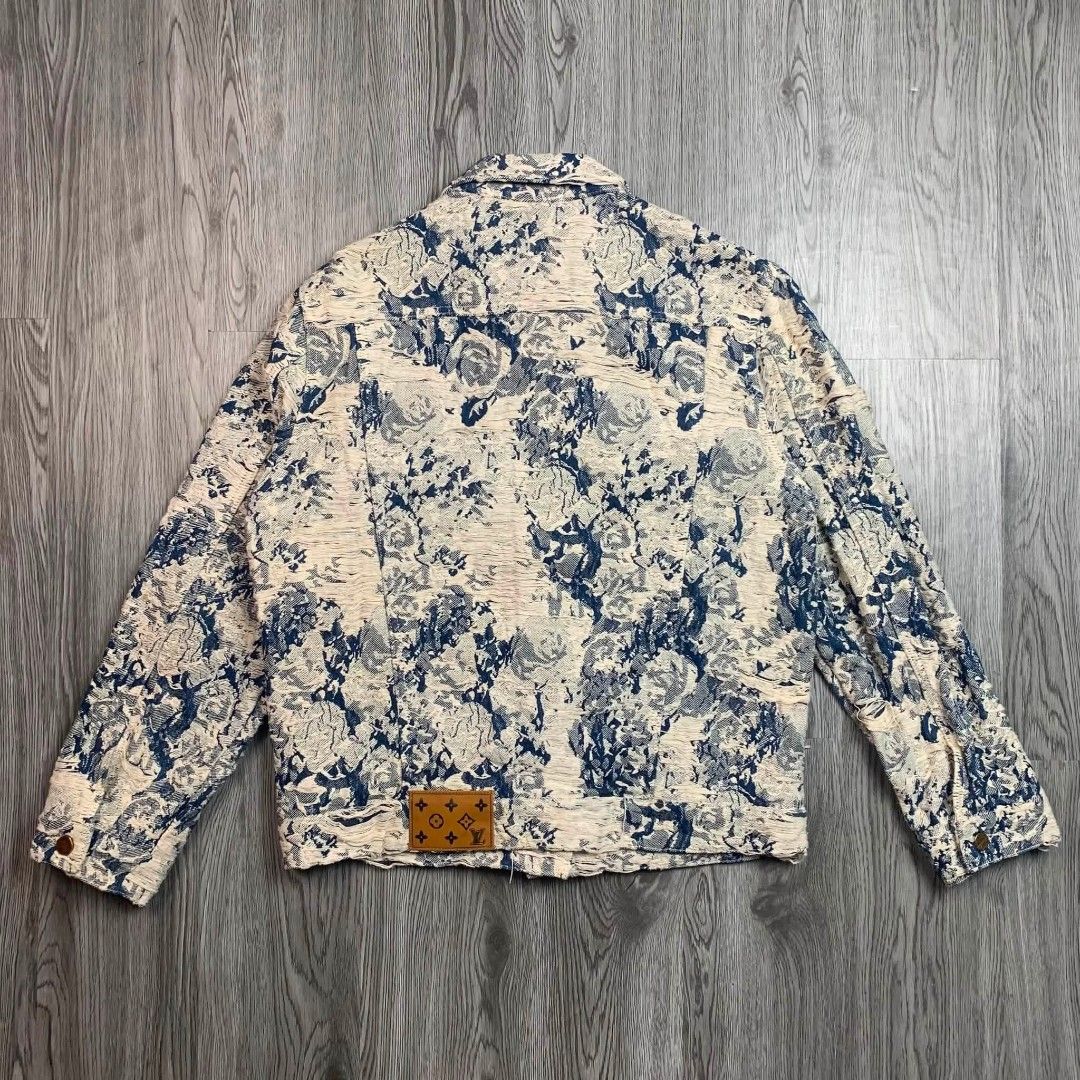 LOUIS VUITTON (Category: Coats, Jackets and Outerwear) located in Carmen. Submitted by luxurious_1 (Listing ID 1470966124, Image 3). Description: CDG CU WASHTAG BUT CAN UP TO SMALL TO MEDIUM LENGTH 21 WIDTH 27 ISSUE BOTTOM SEE THE LAST PHOTO EXCELLENT CONDITION NO ISSUE.