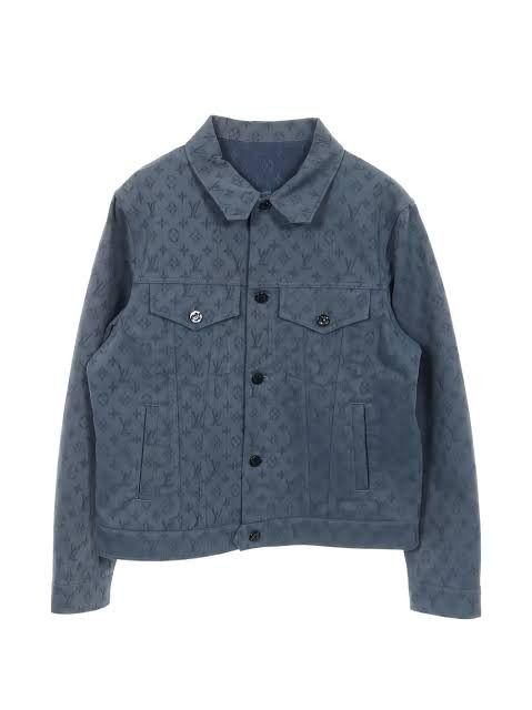 LOUIS VUITTON (Category: Coats, Jackets and Outerwear) located in Carmen. Submitted by luxurious_1 (Listing ID 1470966446, Image 1). Description: LOUIS VUITTON SZ 44 / SMALL LENGTH 20 WIDTH 27 EXCELLENT CONDITION NO ISSUE.