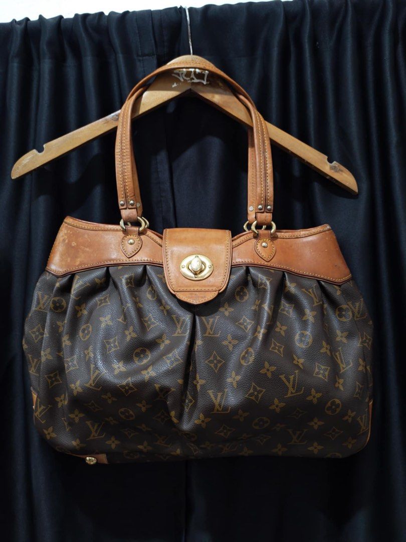 Louis Vuitton (Category: Shoulder Bags) located in Baguio. Submitted by thriftedbaguio (Listing ID 1471094449, Image 1). Description: Very Good Condition Color rate 9.5 Needs cleaning Missing one button.
