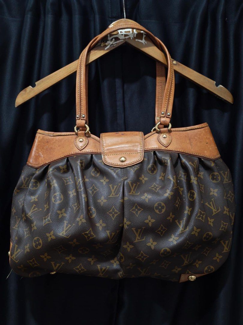 Louis Vuitton (Category: Shoulder Bags) located in Baguio. Submitted by thriftedbaguio (Listing ID 1471094449, Image 2). Description: Very Good Condition Color rate 9.5 Needs cleaning Missing one button.