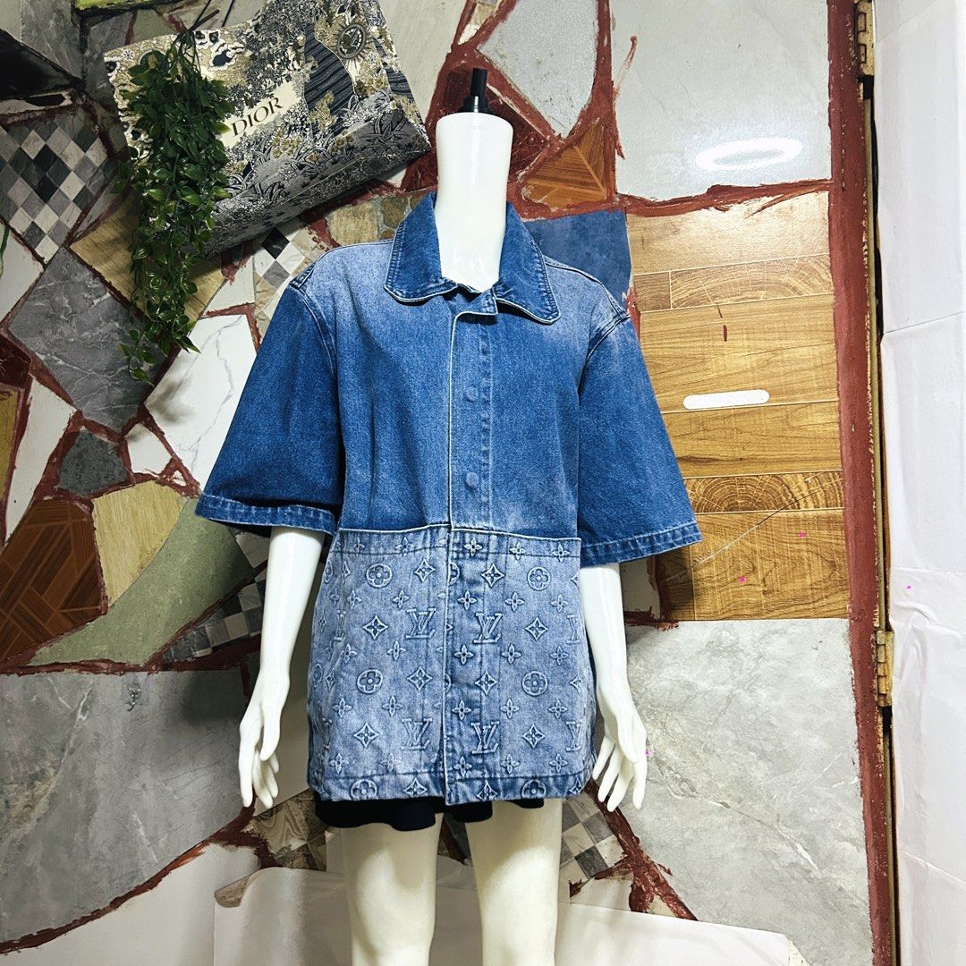 Louis vuitton denim jacket (Category: Luxury Apparel) located in Baguio. Submitted by kckc_luxury (Listing ID 1471095102, Image 2). Description: 🌸 TINY PINK SPOTS ARE LENS DAMAGE, NOT CLOTH STAINS ————————— ❗️KINDLY READ BEFORE MAKING AN OFFER❗️ LISTING DETAILS size:Large-XL width x length (inches):23x28 condition: EXCELLENT --- MOP: Gcash / BPI MOD: J&T / JRS LOCATION: Baguio City --- NOTE: • Manage your expectations • Photos did not go under a