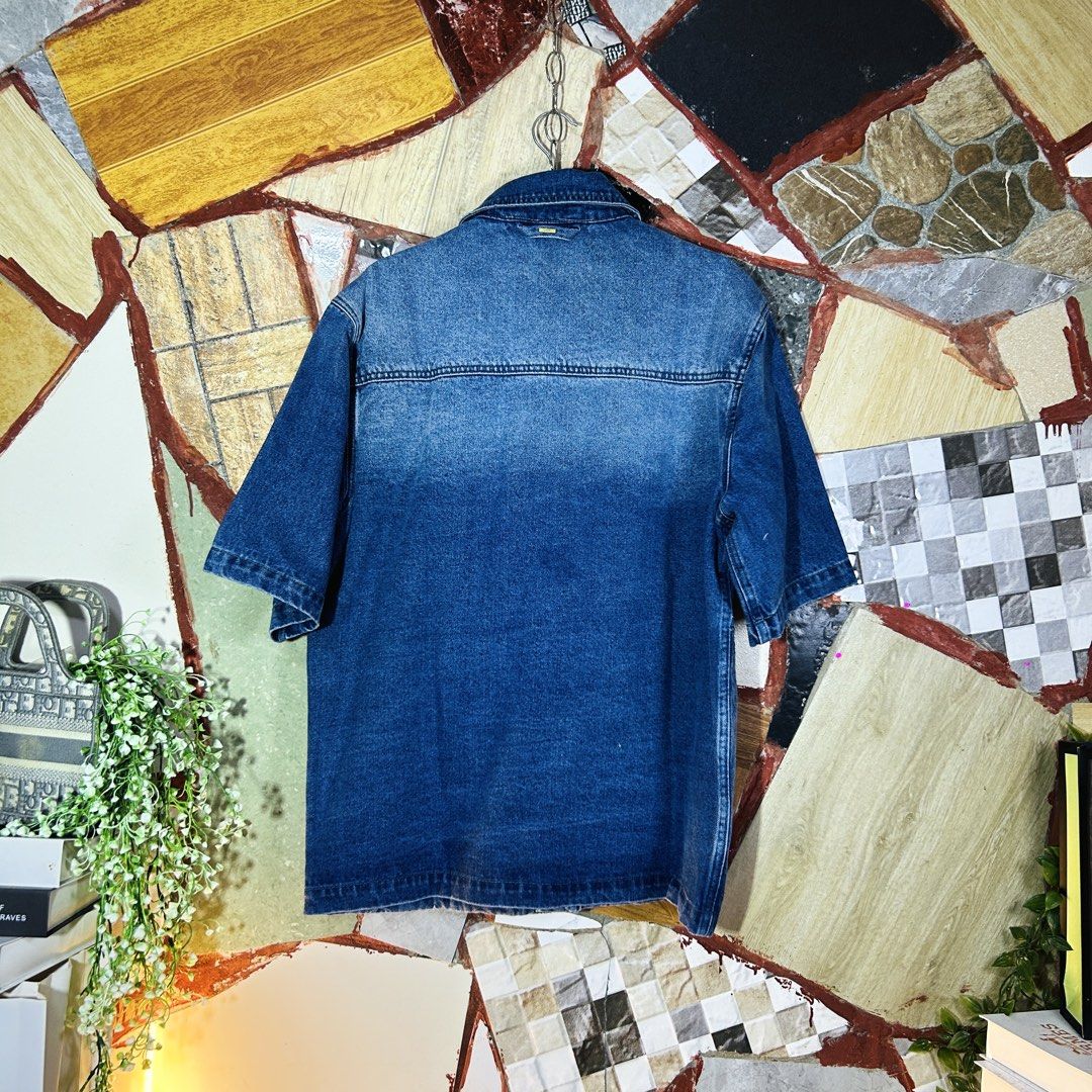 Louis vuitton denim jacket (Category: Luxury Apparel) located in Baguio. Submitted by kckc_luxury (Listing ID 1471095102, Image 3). Description: 🌸 TINY PINK SPOTS ARE LENS DAMAGE, NOT CLOTH STAINS ————————— ❗️KINDLY READ BEFORE MAKING AN OFFER❗️ LISTING DETAILS size:Large-XL width x length (inches):23x28 condition: EXCELLENT --- MOP: Gcash / BPI MOD: J&T / JRS LOCATION: Baguio City --- NOTE: • Manage your expectations • Photos did not go under a