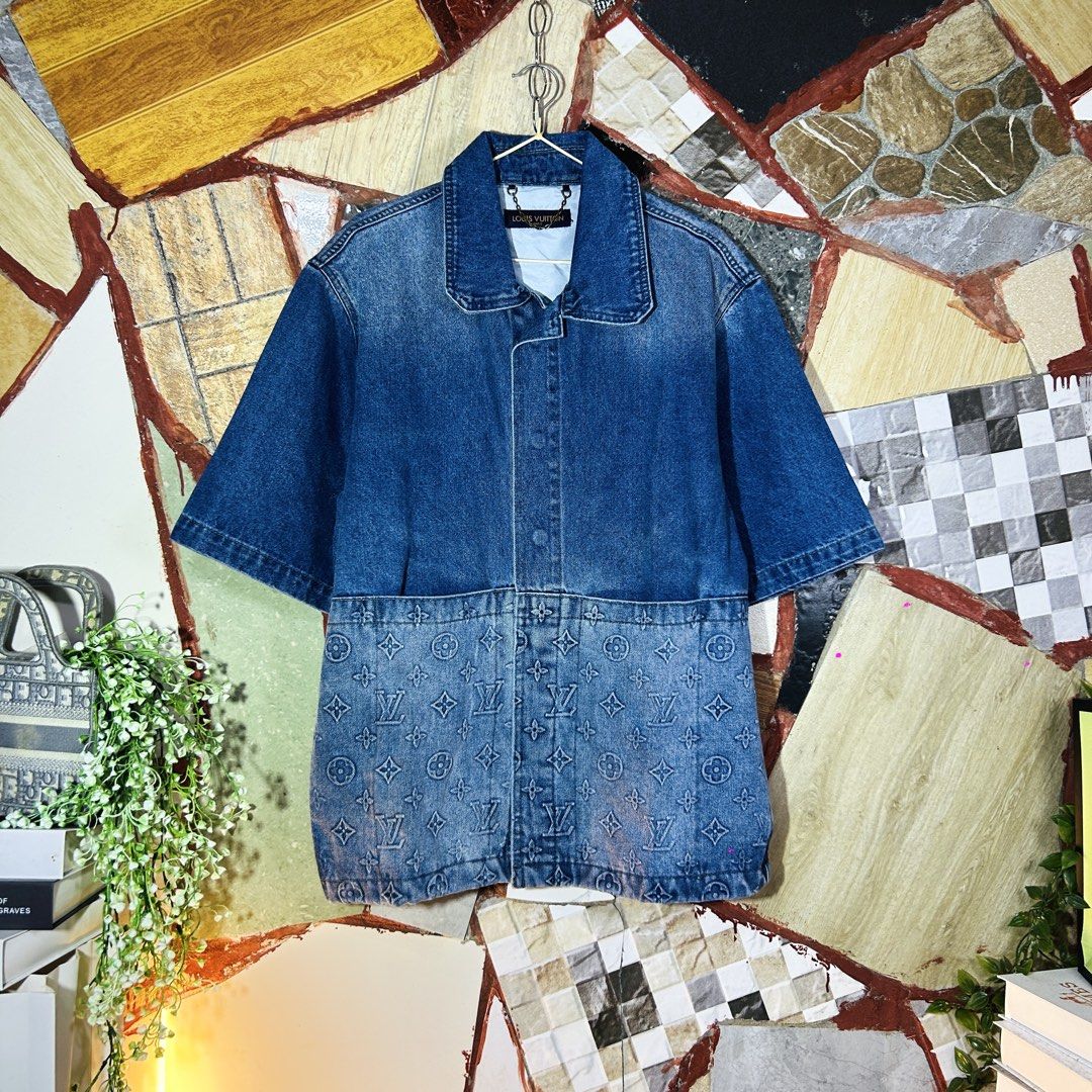 Louis vuitton denim jacket (Category: Luxury Apparel) located in Baguio. Submitted by kckc_luxury (Listing ID 1471095102, Image 1). Description: 🌸 TINY PINK SPOTS ARE LENS DAMAGE, NOT CLOTH STAINS ————————— ❗️KINDLY READ BEFORE MAKING AN OFFER❗️ LISTING DETAILS size:Large-XL width x length (inches):23x28 condition: EXCELLENT --- MOP: Gcash / BPI MOD: J&T / JRS LOCATION: Baguio City --- NOTE: • Manage your expectations • Photos did not go under a