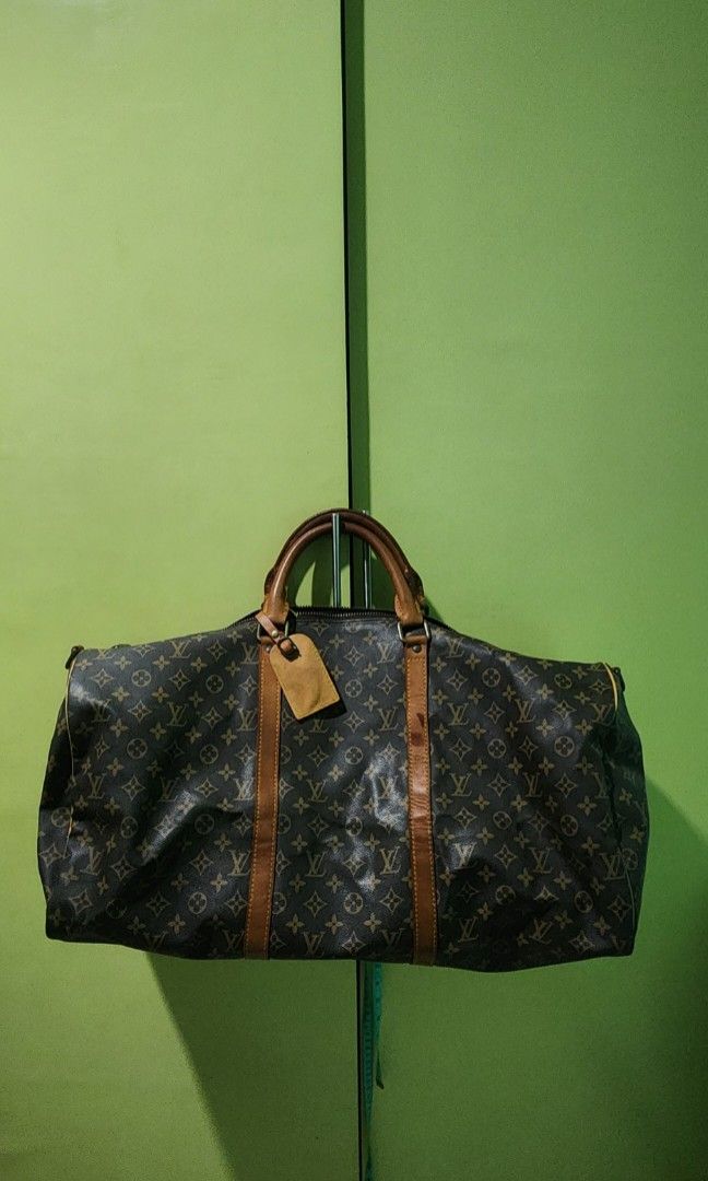 Louis Vuitton Keepall 55 Monogram Travel Bag (Category: Luxury Bags & Wallets) located in Las Pinas. Submitted by preloved_korea (Listing ID 1471031192, Image 1). Description: minimal sign of use, no cracking on pipings.. no code.