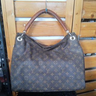 (Category: ) located in . Submitted by dione_closet503 (Listing ID 1470938613, Image 1). Description: .