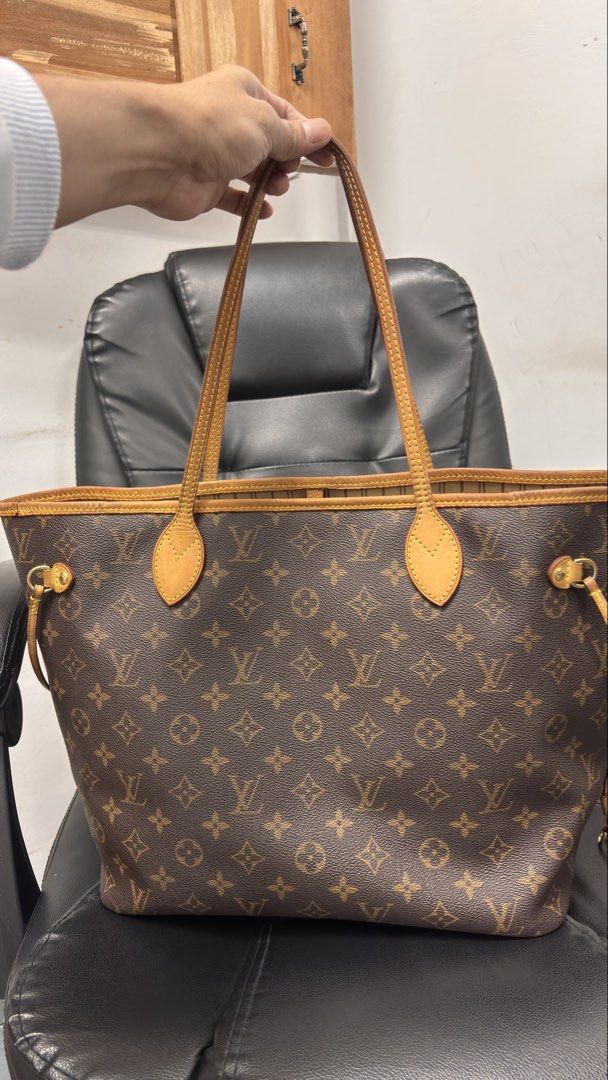 LOUIS VUITTON Neverfull MM monogram Canvas bag (Category: Luxury Bags & Wallets) located in Taguig. Submitted by shoppersluxe2394 (Listing ID 1471001136, Image 3). Description: .
