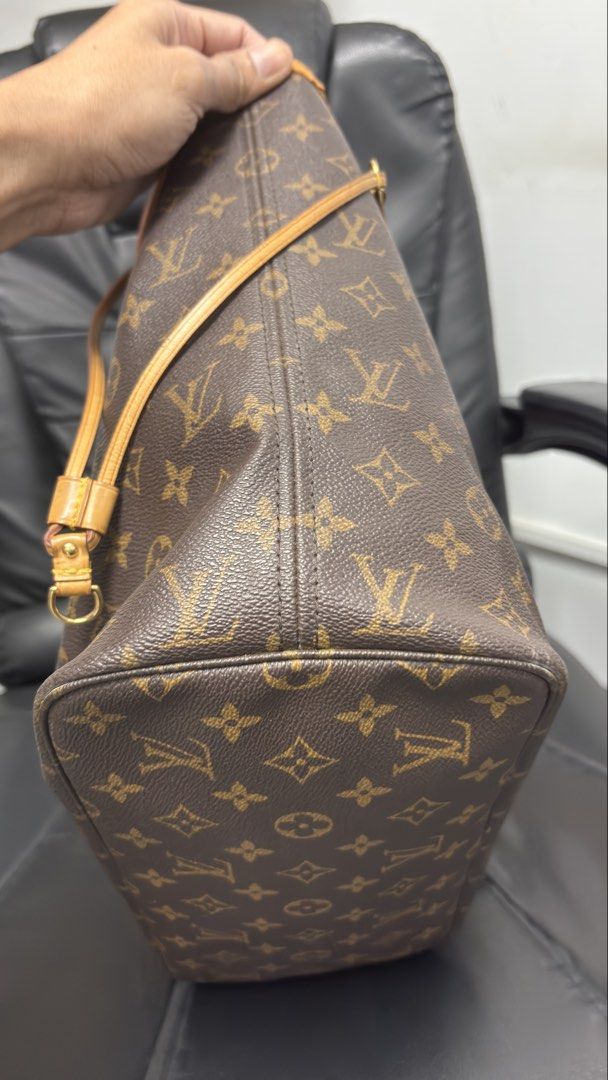 LOUIS VUITTON Neverfull MM monogram Canvas bag (Category: Luxury Bags & Wallets) located in Taguig. Submitted by shoppersluxe2394 (Listing ID 1471001136, Image 2). Description: .