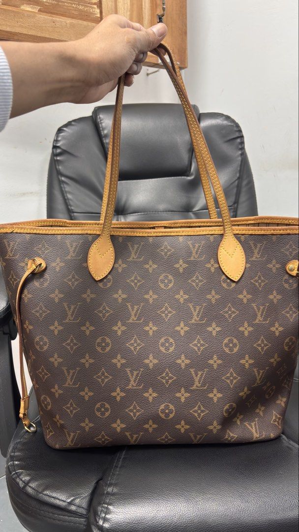 LOUIS VUITTON Neverfull MM monogram Canvas bag (Category: Luxury Bags & Wallets) located in Taguig. Submitted by shoppersluxe2394 (Listing ID 1471001136, Image 1). Description: .