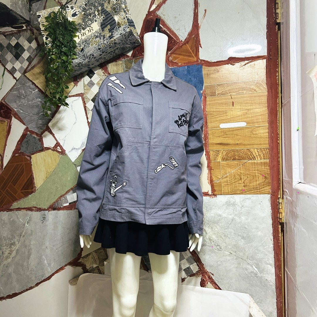 Louis vuitton soft denim jacket (Category: Luxury Apparel) located in Baguio. Submitted by kckc_luxury (Listing ID 1471095522, Image 2). Description: 🌸 TINY PINK SPOTS ARE LENS DAMAGE, NOT CLOTH STAINS ————————— ❗️KINDLY READ BEFORE MAKING AN OFFER❗️ LISTING DETAILS size:Large width x length (inches):23x26 condition: EXCELLENT --- MOP: Gcash / BPI MOD: J&T / JRS LOCATION: Baguio City --- NOTE: • Manage your expectations • Photos did not go under