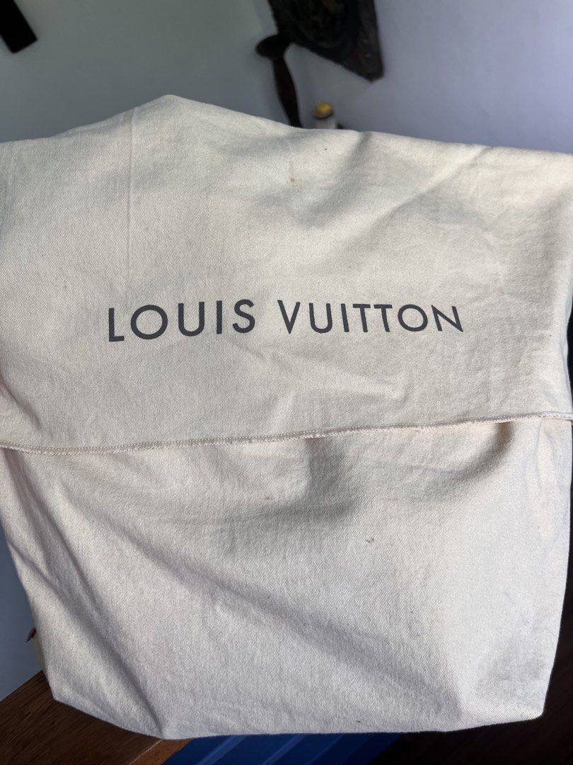Louis Vuitton Speedy 30 Damier Azur (Category: Purses & Pouches) located in Las Pinas. Submitted by mgmvillaluz (Listing ID 1471042556, Image 2). Description: Original LV Damier Azur Speedy 30. Heavily used; Item AS IS. No box. No receipt. No tag. Original zipper handle got lost and has been replaced with an ordinary one. .