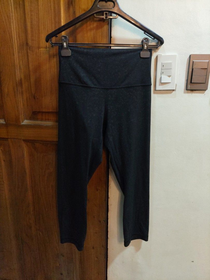 LULULEMON ALIGN CROP 21" (Category: Activewear) located in San Pedro. Submitted by cyanide.slug.cat (Listing ID 1471017878, Image 3). Description: dot 6 medium 26-34" waist 31" length.