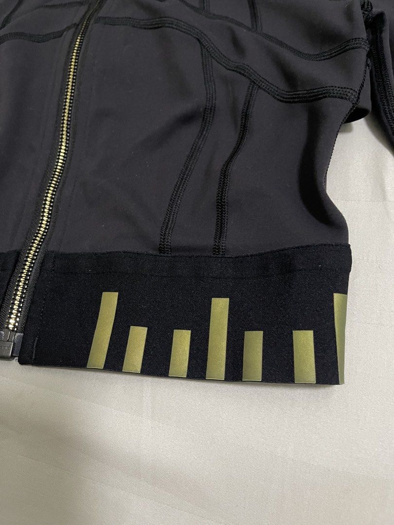 Lululemon Cropped Define Jacket (Category: Activewear) located in Manila. Submitted by freshlemon58885 (Listing ID 1470950999, Image 2). Description: Missing Dot Guaranteed Orig YKK zipper If base on dot probably 4/6 No issue No Crack prints No Lints Exellent condition .