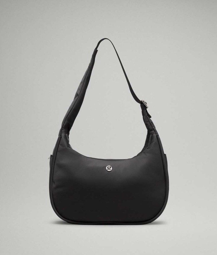 Lululemon Mini Shoulder Bag 4L (Category: Luxury Bags & Wallets) located in Quezon City. Submitted by arterg (Listing ID 1470983147, Image 2). Description: Store bought Lululemon Ontario Mills Mar '26 Lululemon City Essentials Shoulder Bag (4L), a water-repellent nylon crescent-shaped bag featuring a sleek adjustable strap and signature metallic logo accent. This shoulder bag's moon-inspired silhouette is easy to wear. The sleek, adjustable shoul