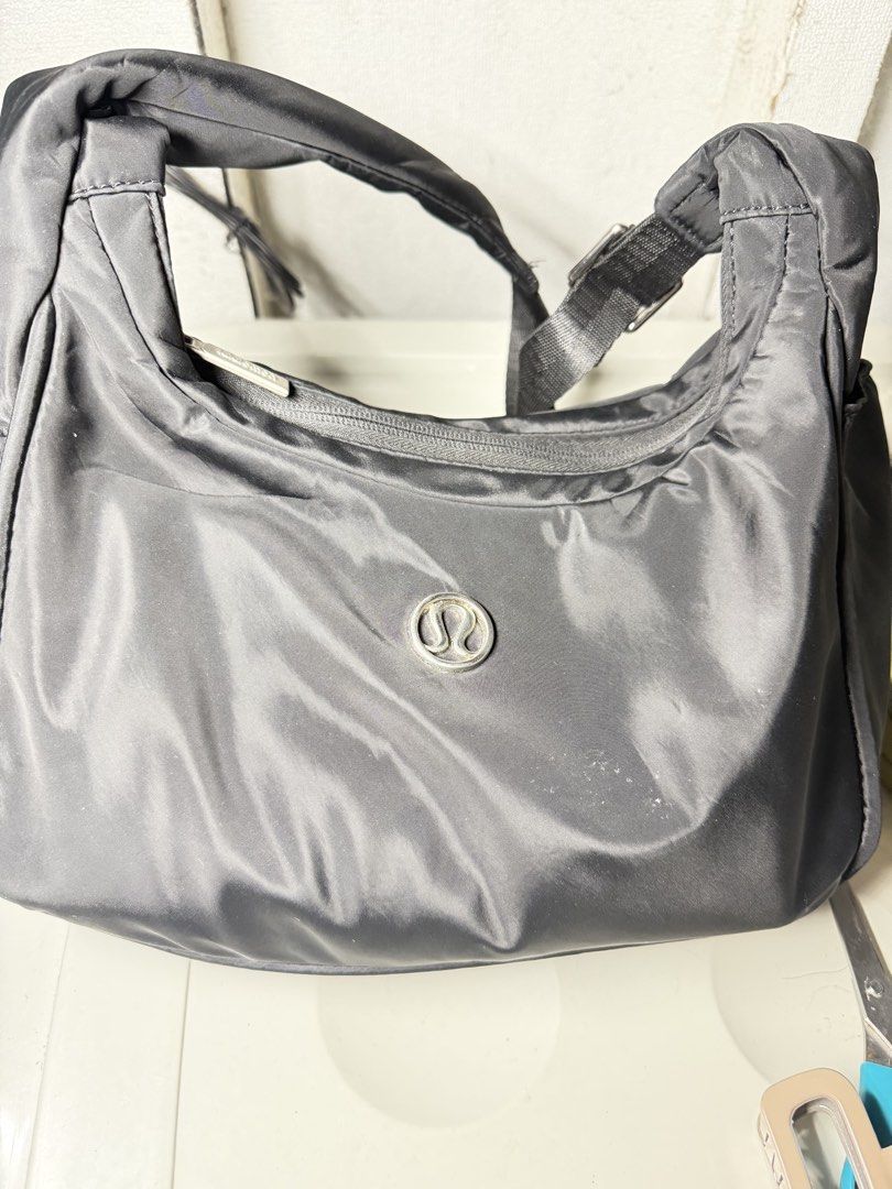 Lululemon Mini Shoulder Bag 4L (Category: Luxury Bags & Wallets) located in Quezon City. Submitted by arterg (Listing ID 1470983147, Image 1). Description: Store bought Lululemon Ontario Mills Mar '26 Lululemon City Essentials Shoulder Bag (4L), a water-repellent nylon crescent-shaped bag featuring a sleek adjustable strap and signature metallic logo accent. This shoulder bag's moon-inspired silhouette is easy to wear. The sleek, adjustable shoul