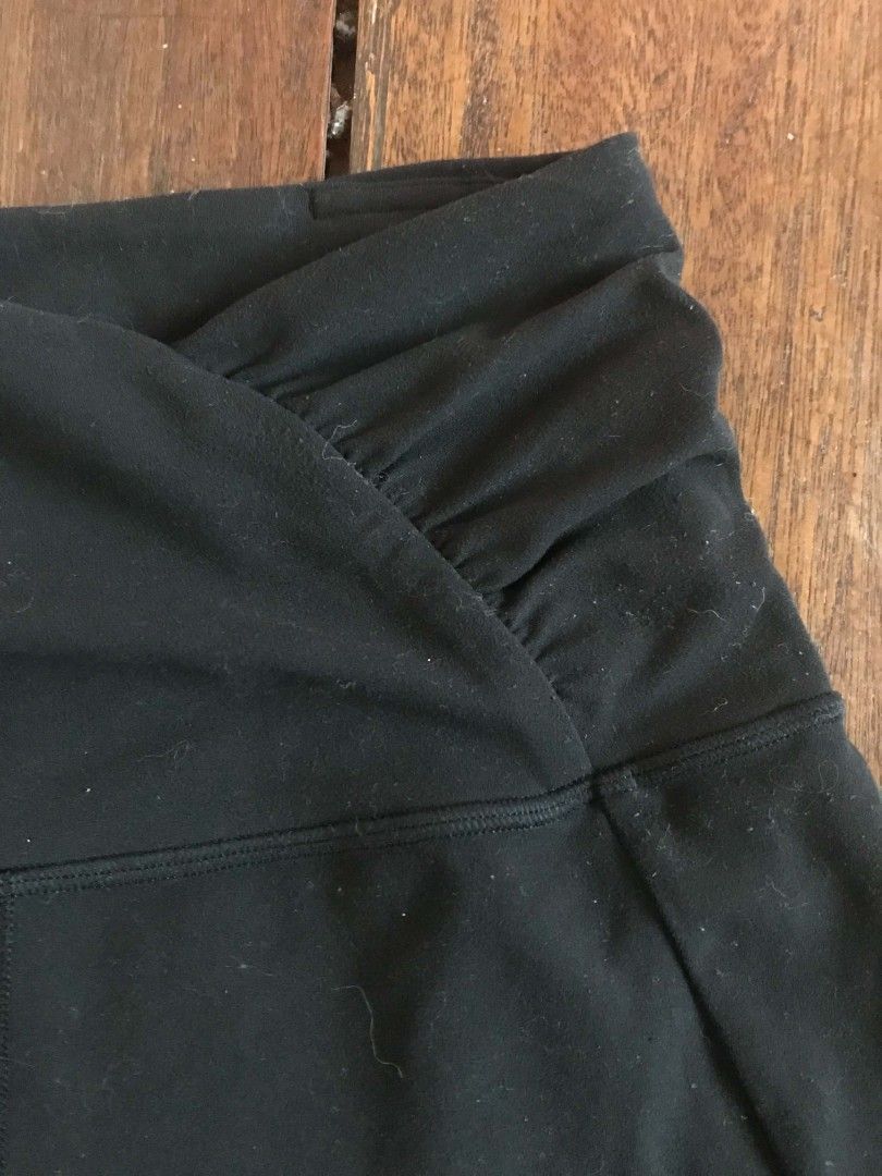 Lululemon Scrunch Leggings (Category: Activewear) located in Naga. Submitted by maria_e09 (Listing ID 1470934767, Image 3). Description: SIZE: 4.