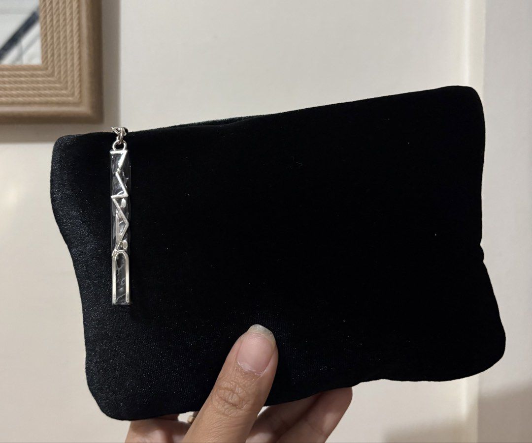 MAC Cosmetics Make Up Pouch (Category: Purses & Pouches) located in Cavite. Submitted by chubbsavenue (Listing ID 1471027832, Image 3). Description: .