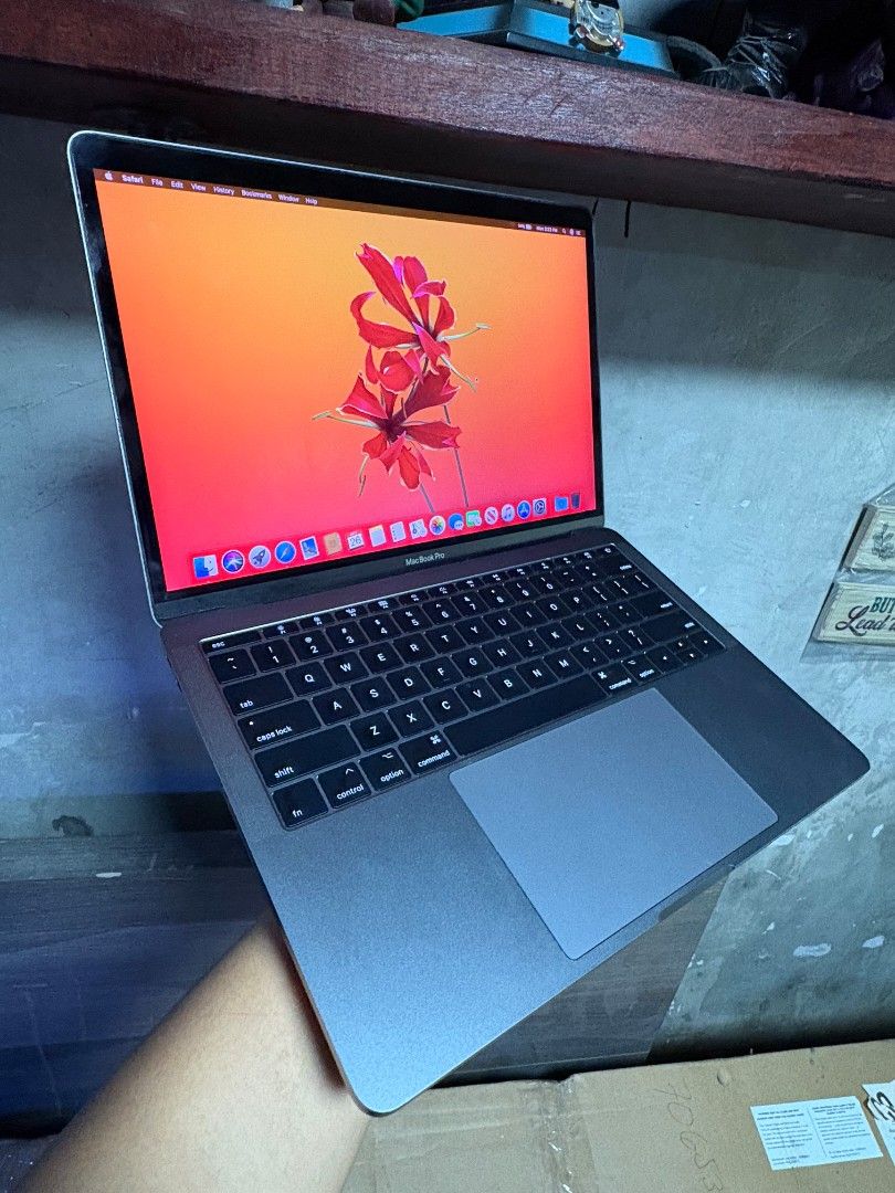 Macbook Pro 17 13inch (Category: Laptops & Notebooks) located in Las Pinas. Submitted by jvpascual25 (Listing ID 1471039717, Image 2). Description: NO REPAIR HISTORY ORIGINAL ALL PARTS 8gb RAM 128gb SSD Malinaw Camera Malakas Speaker Makunat Battery (80 CC) Loc: Las Piñas.