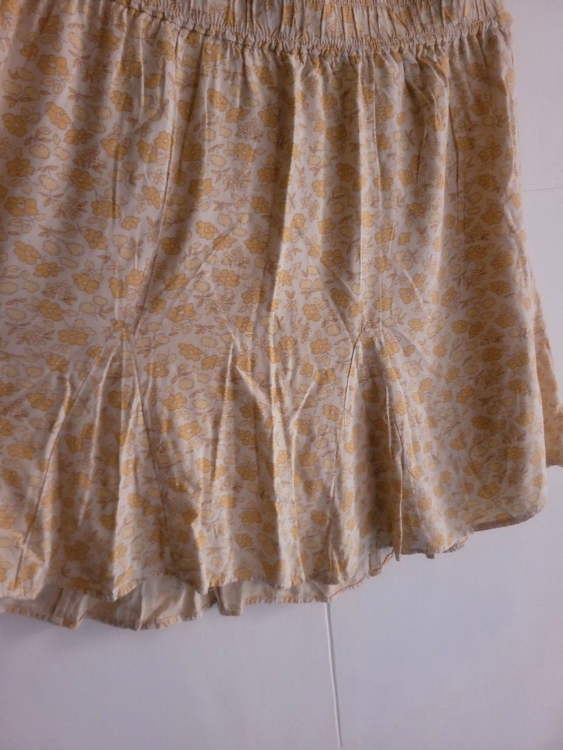 Madewell Tiny Floral Skirt (Category: Skirts) located in Los Banos. Submitted by lopecruz (Listing ID 1470966951, Image 2). Description: 34 to 36" waist 19"length condition: like new, no flaws Large to XL.
