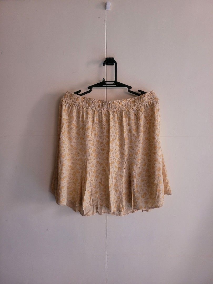 Madewell Tiny Floral Skirt (Category: Skirts) located in Los Banos. Submitted by lopecruz (Listing ID 1470966951, Image 1). Description: 34 to 36" waist 19"length condition: like new, no flaws Large to XL.