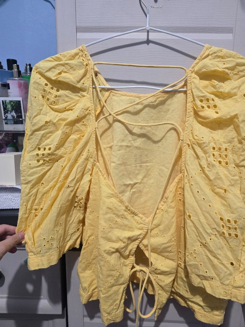 Mango Eyelet Linen Backless Top (Category: Blouses) located in Quezon City. Submitted by dinesaur (Listing ID 1471093247, Image 2). Description: .