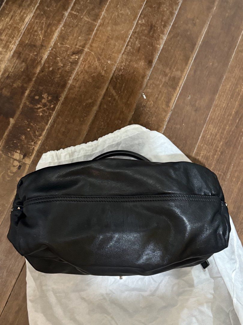 Marc Jacobs Black Leather Tote Bag (Category: Tote Bags) located in Valenzuela. Submitted by jtadam09 (Listing ID 1471033987, Image 3). Description: .