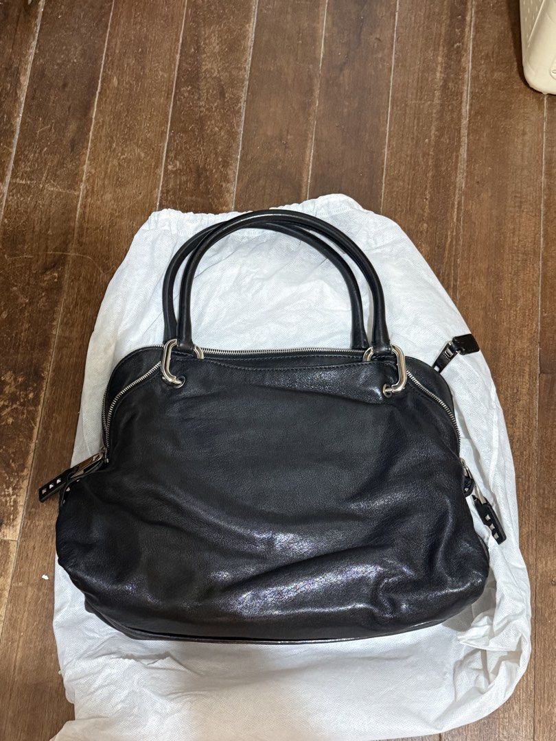 Marc Jacobs Black Leather Tote Bag (Category: Tote Bags) located in Valenzuela. Submitted by jtadam09 (Listing ID 1471033987, Image 2). Description: .