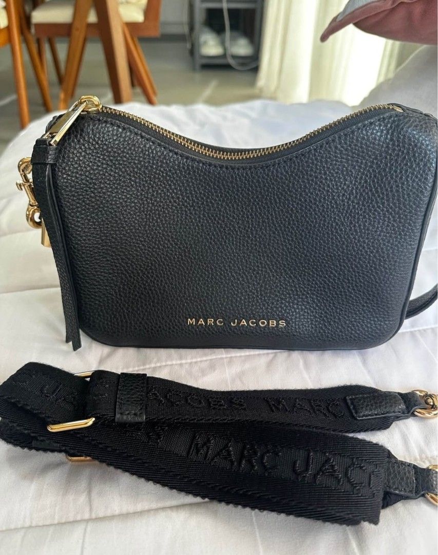 Marc Jacobs Drifter Bag (Category: Luxury Bags & Wallets) located in Paranaque City. Submitted by princessitems (Listing ID 1471031147, Image 2). Description: Original Marc Jacobs Bought from trusted online seller @bagislove.cc from Instagram Free crossbody straps RFS: very seldomly used, need to upgrade to a bigger size bag.