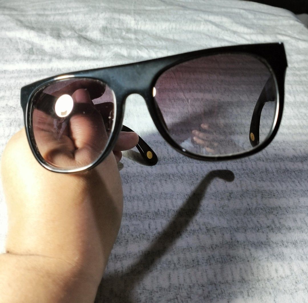 Marc Jacobs MJ611/S 807/LA Sunglasses (Category: Sunglasses & Eyewear) located in Makati City. Submitted by katniss_preloved (Listing ID 1470936720, Image 2). Description: - Brand: Marc Jacobs - Model: MJ611/S 807/LA 55-19 140 - Style: Oversized flat-top with chic gold-tone hinge details and round logo inlay - Color: Black frames transitioning to blue tortoiseshell on temples - Lenses: Gradient grey tinted lenses - Condition: Clean, scratch-free,