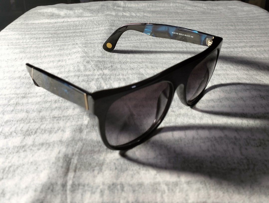 Marc Jacobs MJ611/S 807/LA Sunglasses (Category: Sunglasses & Eyewear) located in Makati City. Submitted by katniss_preloved (Listing ID 1470936720, Image 1). Description: - Brand: Marc Jacobs - Model: MJ611/S 807/LA 55-19 140 - Style: Oversized flat-top with chic gold-tone hinge details and round logo inlay - Color: Black frames transitioning to blue tortoiseshell on temples - Lenses: Gradient grey tinted lenses - Condition: Clean, scratch-free,