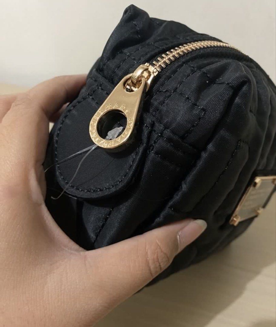 Marc Jacobs Puffer Make Up Pouch (Category: Purses & Pouches) located in Cavite. Submitted by chubbsavenue (Listing ID 1471030966, Image 2). Description: This is a GWP (Gift with Purchase) from the actual store. Guaranteed Authentic!.