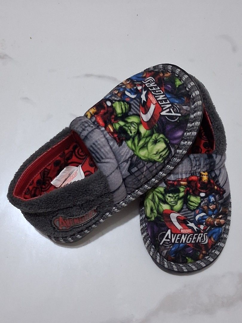 Marvel Avengers Kids Slippers (Category: Babies & Kids Fashion) located in Manila. Submitted by rossthrift (Listing ID 1471074183, Image 2). Description: - Kids Marvel Avengers character graphic print (Hulk, Iron Man, and Captain America) - Cozy grey fuzzy fleece collar with stylish dark grey trim - Bright red interior lining featuring an all-over black Avengers logo pattern - Soft and easy slip-on style house shoes - Perfect for keeping little f