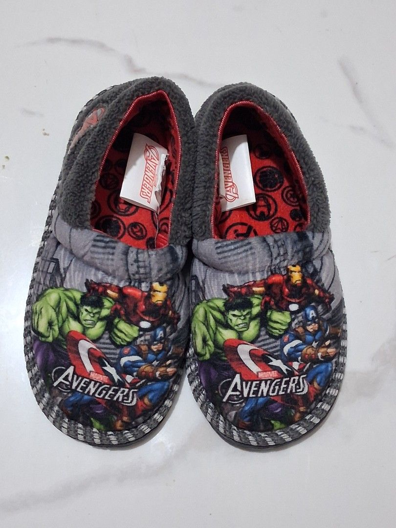 Marvel Avengers Kids Slippers (Category: Babies & Kids Fashion) located in Manila. Submitted by rossthrift (Listing ID 1471074183, Image 1). Description: - Kids Marvel Avengers character graphic print (Hulk, Iron Man, and Captain America) - Cozy grey fuzzy fleece collar with stylish dark grey trim - Bright red interior lining featuring an all-over black Avengers logo pattern - Soft and easy slip-on style house shoes - Perfect for keeping little f