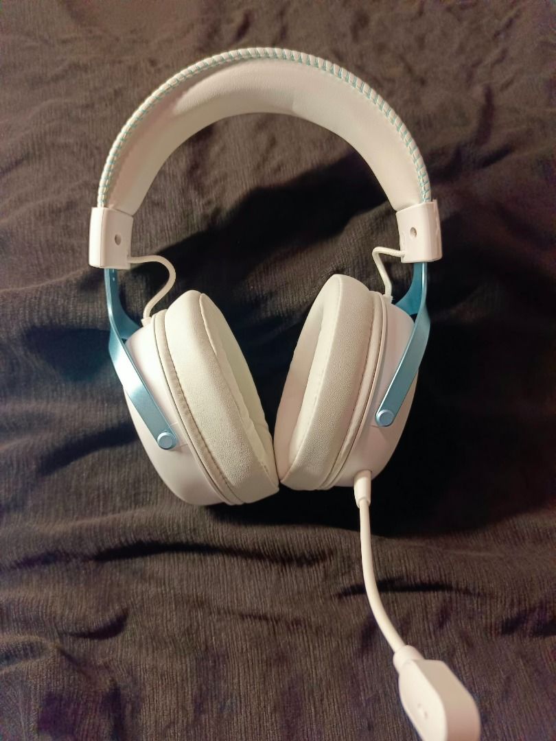 MCHOSE Gaming Headphones White Blue (Category: Headphones & Headsets) located in San Fernando. Submitted by gjaeiy.lion (Listing ID 1471007513, Image 2). Description: 🎧 FOR SALE: MCHOSE V9 PRO GAMING HEADSET – WHITE / LIGHT BLUE 🤍🩵 💰 Price: ₱2,500 (fixed) 📍 Meet-up: PARQAL Mall Looking for a quality gaming headset at a more affordable secondhand price? Grab this MCHOSE V9 PRO! Perfect for gaming, music, watching movies, and online meetings. 