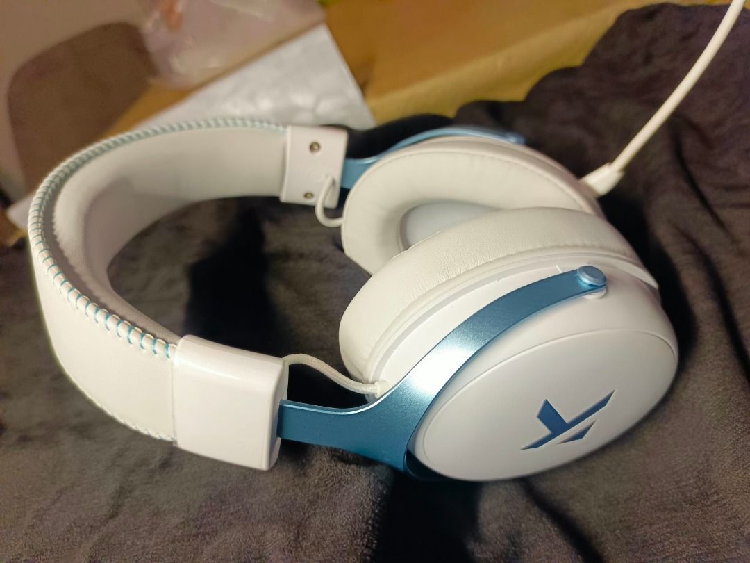 MCHOSE Gaming Headphones White Blue (Category: Headphones & Headsets) located in San Fernando. Submitted by gjaeiy.lion (Listing ID 1471007513, Image 3). Description: 🎧 FOR SALE: MCHOSE V9 PRO GAMING HEADSET – WHITE / LIGHT BLUE 🤍🩵 💰 Price: ₱2,500 (fixed) 📍 Meet-up: PARQAL Mall Looking for a quality gaming headset at a more affordable secondhand price? Grab this MCHOSE V9 PRO! Perfect for gaming, music, watching movies, and online meetings. 