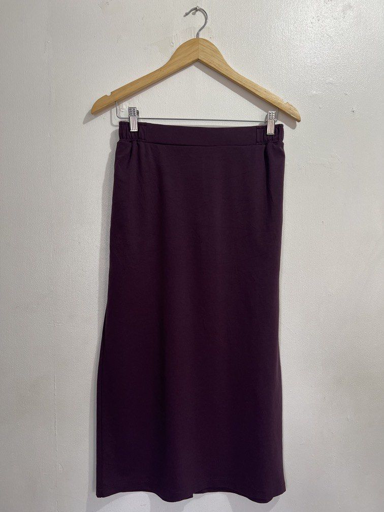 Medium Banana Republic Skirt (Category: Skirts) located in Las Pinas. Submitted by gaeley (Listing ID 1470959523, Image 1). Description: super pretty on actual mas dark sa actual ang color w: 27-30" l: 31".