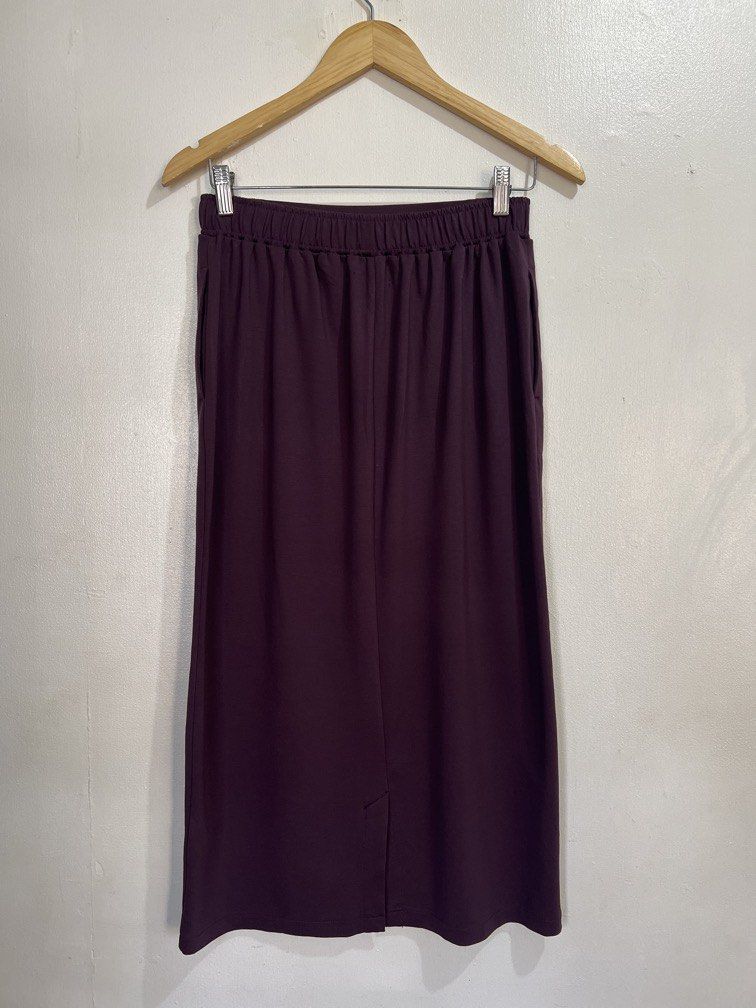 Medium Banana Republic Skirt (Category: Skirts) located in Las Pinas. Submitted by gaeley (Listing ID 1470959523, Image 3). Description: super pretty on actual mas dark sa actual ang color w: 27-30" l: 31".