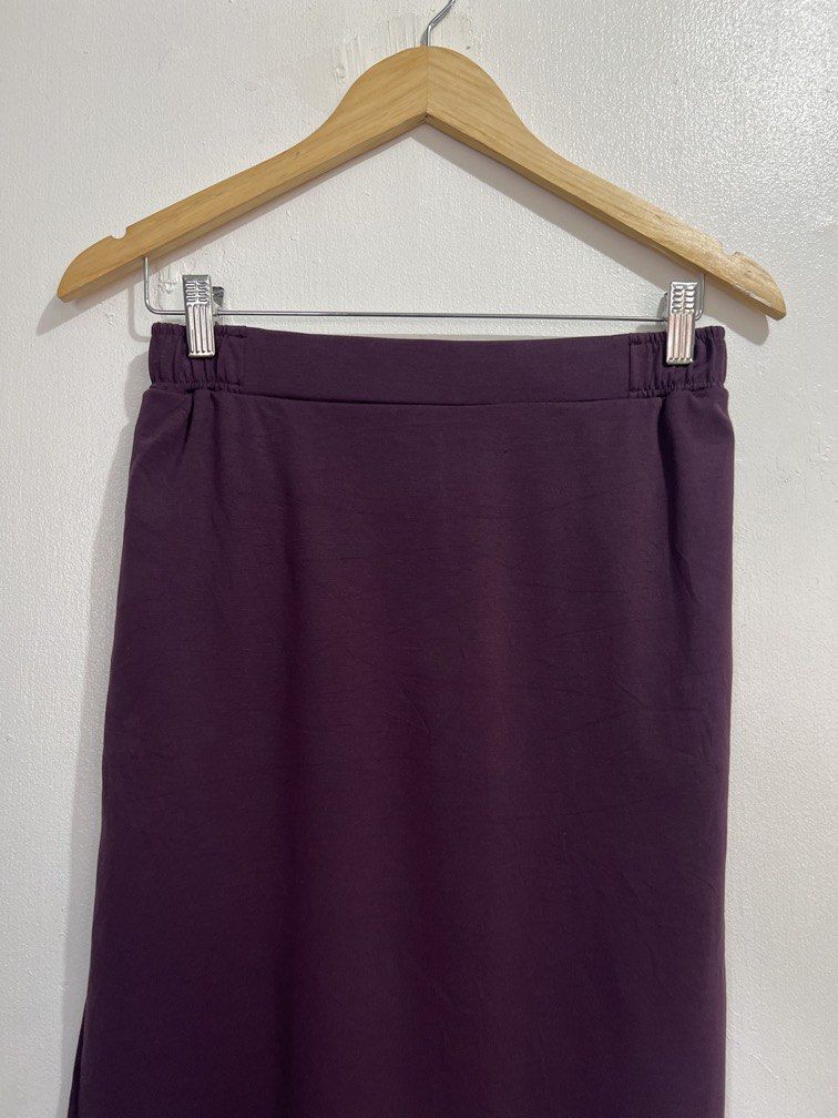 Medium Banana Republic Skirt (Category: Skirts) located in Las Pinas. Submitted by gaeley (Listing ID 1470959523, Image 2). Description: super pretty on actual mas dark sa actual ang color w: 27-30" l: 31".