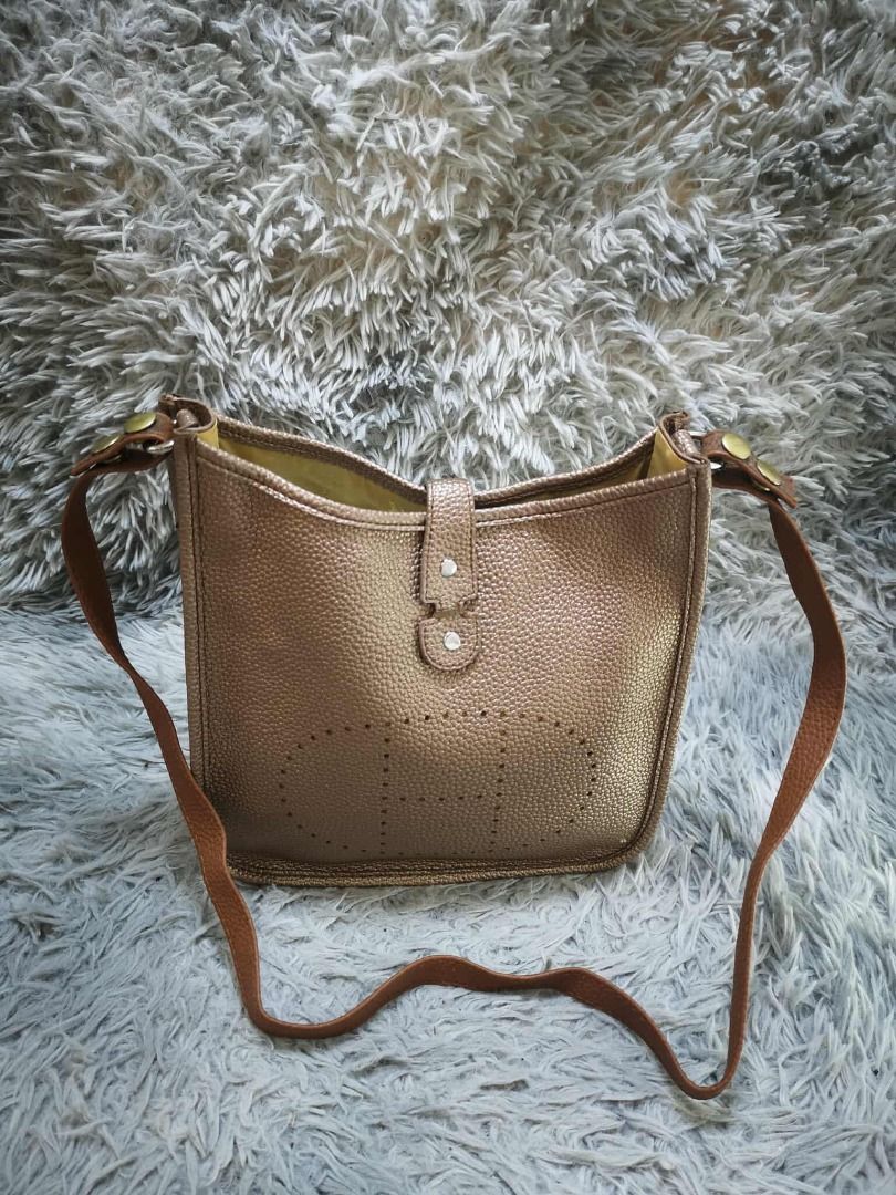 Metallic Bronze Pebbled Crossbody Shoulder Bag (Category: Cross-body Bags) located in Santa Cruz. Submitted by jmy_surplus.2 (Listing ID 1471023462, Image 1). Description: Color: Metallic Bronze / Rose Gold Type/Kind: Crossbody Bag / Shoulder Bag / Messenger Bag Material: - Exterior: Pebbled Leather or Faux Leather (PU) - Lining: Synthetic Fabric - Hardware: Metal Style: - Vintage - Classic - Casual Chic - Minimalist - Everyday Fashion Features: 