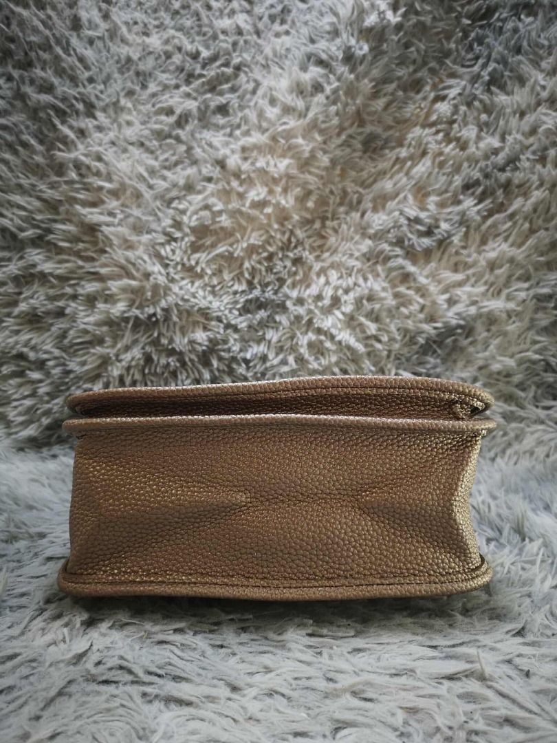 Metallic Bronze Pebbled Crossbody Shoulder Bag (Category: Cross-body Bags) located in Santa Cruz. Submitted by jmy_surplus.2 (Listing ID 1471023462, Image 2). Description: Color: Metallic Bronze / Rose Gold Type/Kind: Crossbody Bag / Shoulder Bag / Messenger Bag Material: - Exterior: Pebbled Leather or Faux Leather (PU) - Lining: Synthetic Fabric - Hardware: Metal Style: - Vintage - Classic - Casual Chic - Minimalist - Everyday Fashion Features: 