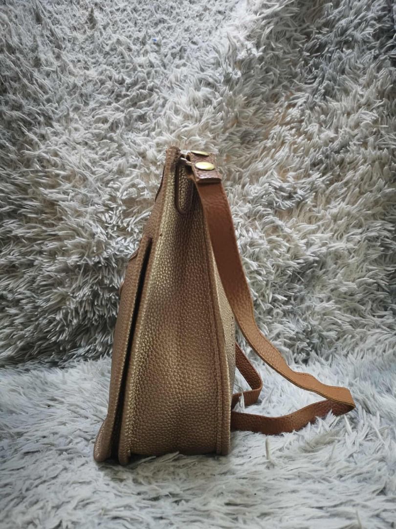 Metallic Bronze Pebbled Crossbody Shoulder Bag (Category: Cross-body Bags) located in Santa Cruz. Submitted by jmy_surplus.2 (Listing ID 1471023462, Image 3). Description: Color: Metallic Bronze / Rose Gold Type/Kind: Crossbody Bag / Shoulder Bag / Messenger Bag Material: - Exterior: Pebbled Leather or Faux Leather (PU) - Lining: Synthetic Fabric - Hardware: Metal Style: - Vintage - Classic - Casual Chic - Minimalist - Everyday Fashion Features: 