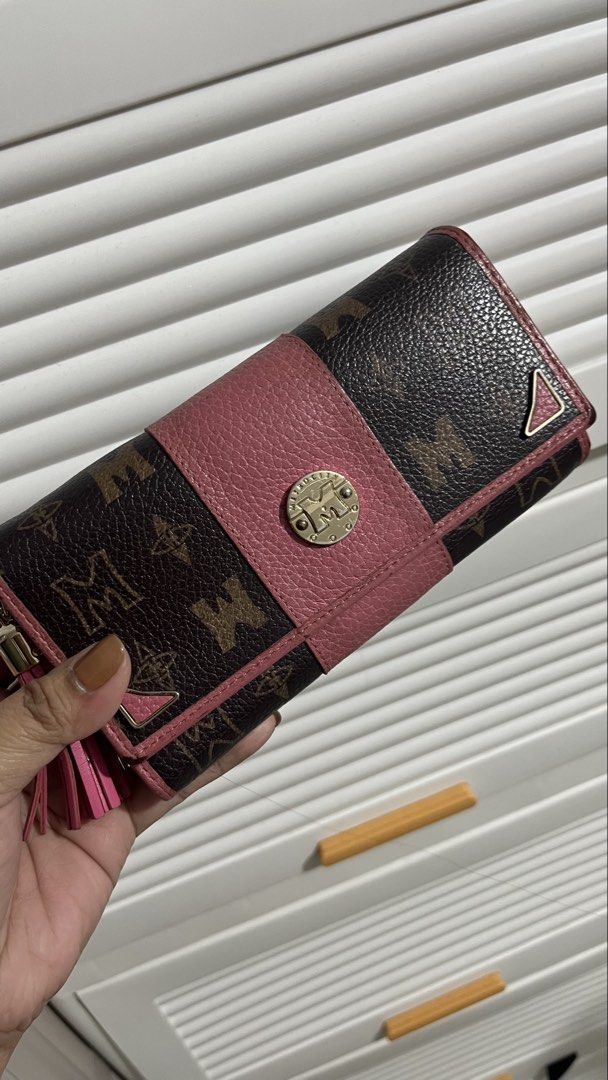 METRO CITY LONG WALLET (Category: Wallets & Card holders) located in Muntinlupa City. Submitted by pinkflower.226 (Listing ID 1471025184, Image 1). Description: SEE PHOTOS FOR DECLARED FLAWS OR ISSUE MODE OF PAYMENT: Gcash Bank transfer Can ship via tiktok shop/lalamove/jnt.