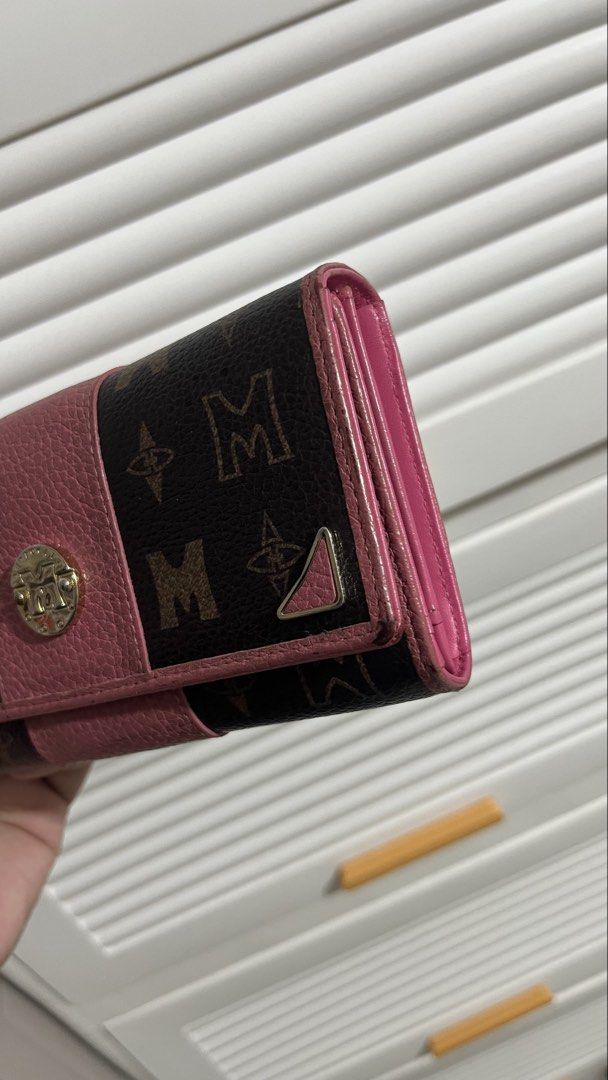 METRO CITY LONG WALLET (Category: Wallets & Card holders) located in Muntinlupa City. Submitted by pinkflower.226 (Listing ID 1471025184, Image 2). Description: SEE PHOTOS FOR DECLARED FLAWS OR ISSUE MODE OF PAYMENT: Gcash Bank transfer Can ship via tiktok shop/lalamove/jnt.